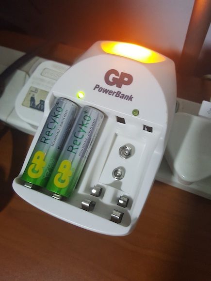 GP PB11 Battery Charger with 4 x AA 2000 mAh (Built-in Night Light) - Obbo.SG